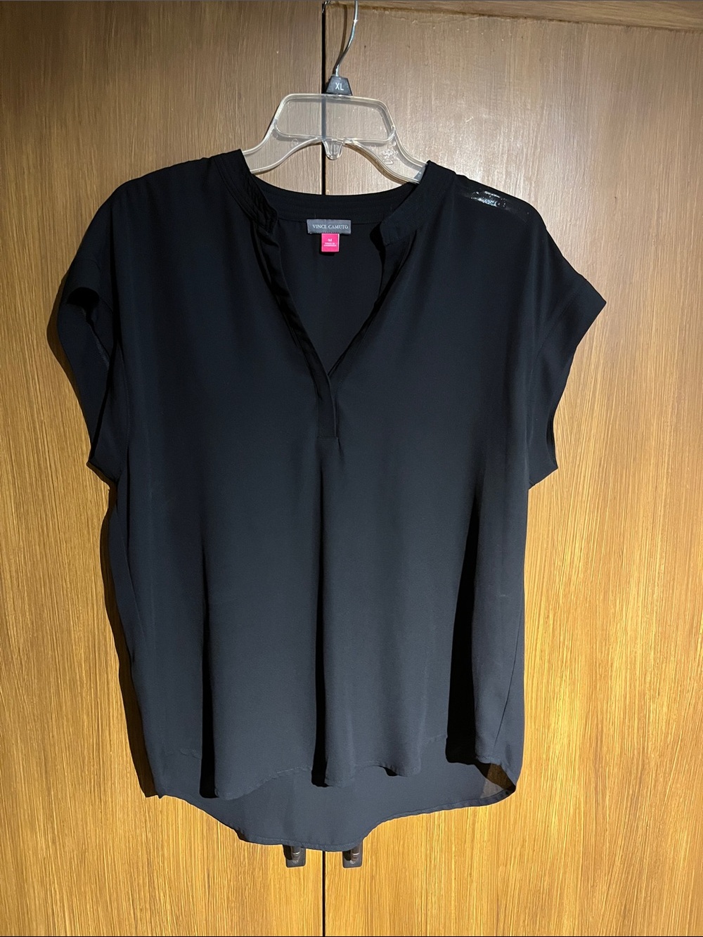 Vince Camuto Black Short-Sleeve Split-Neck Blouse size M